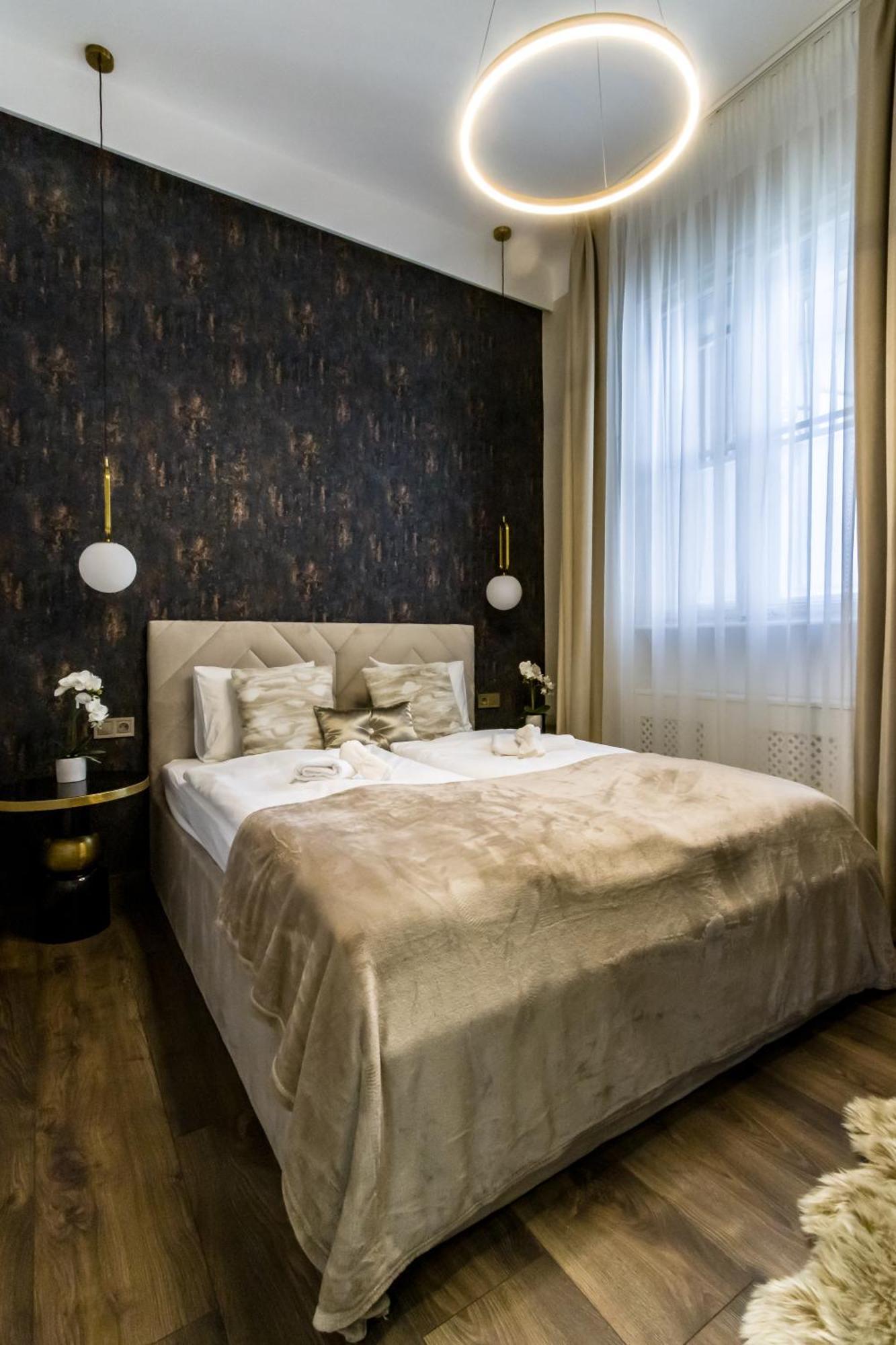 N16 Deluxe Budapesta